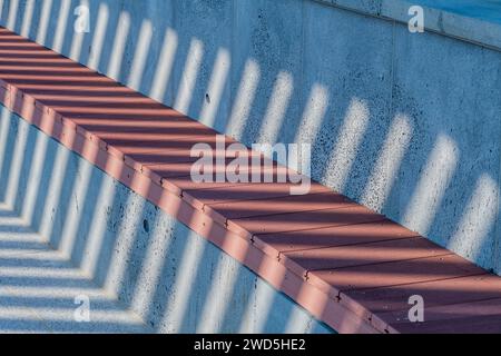 Streifenmuster durch Schatten auf Beton- und Holzbank im örtlichen Park, Südkorea, Südkorea, Südkorea Stockfoto