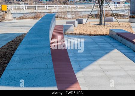 Streifenmuster durch Schatten auf Beton- und Holzbank im örtlichen Park, Südkorea, Südkorea, Südkorea Stockfoto