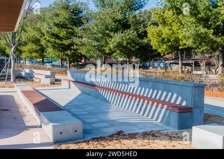 Streifenmuster durch Schatten auf Beton- und Holzbank im örtlichen Park, Südkorea, Südkorea, Südkorea Stockfoto