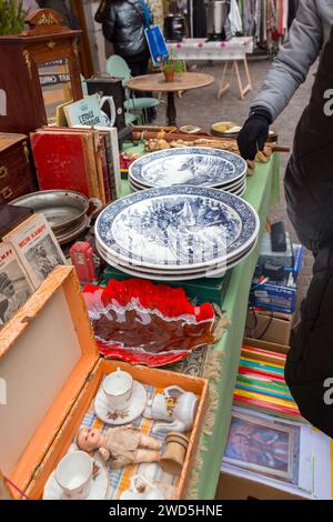 Annecy, Frankreich - 29. Januar 2022: Einkäufer und Verkäufer auf dem Markt in der Altstadt von Annecy, Frankreich. Stockfoto