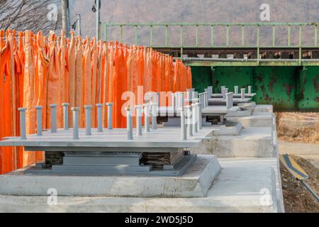 Großaufnahme von Stahlgrundplatten für Betonsäulen auf einer Brücke im Bau, Südkorea, Südkorea Stockfoto