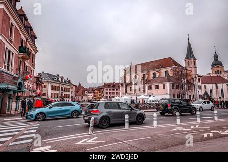 Annecy, Frankreich - 29. Januar 2022: Die Kirche Saint-Francois, auch bekannt als die Kirche der Italiener, ist eine katholische Kirche in Annecy in Haute-Savoie, Stockfoto
