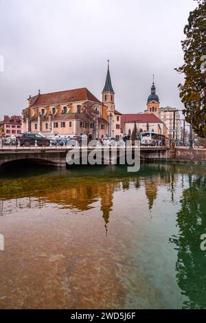 Annecy, Frankreich - 29. Januar 2022: Die Kirche Saint-Francois, auch bekannt als die Kirche der Italiener, ist eine katholische Kirche in Annecy in Haute-Savoie, Stockfoto
