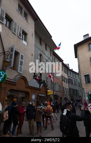 Annecy, Frankreich - 29. Januar 2022: Gruppe von Menschen demonstriert gegen die staatliche Unterdrückung von Gesundheitsausweis und Vakuum in der Öffentlichkeit in Annecy St. Stockfoto