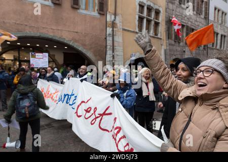 Annecy, Frankreich - 29. Januar 2022: Gruppe von Menschen demonstriert gegen die staatliche Unterdrückung von Gesundheitsausweis und Vakuum in der Öffentlichkeit in Annecy St. Stockfoto