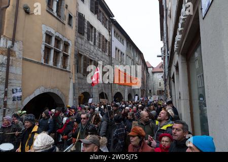 Annecy, Frankreich - 29. Januar 2022: Gruppe von Menschen demonstriert gegen die staatliche Unterdrückung von Gesundheitsausweis und Vakuum in der Öffentlichkeit in Annecy St. Stockfoto