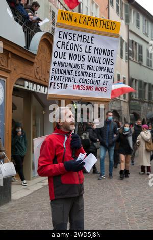 Annecy, Frankreich - 29. Januar 2022: Gruppe von Menschen demonstriert gegen die staatliche Unterdrückung von Gesundheitsausweis und Vakuum in der Öffentlichkeit in Annecy St. Stockfoto