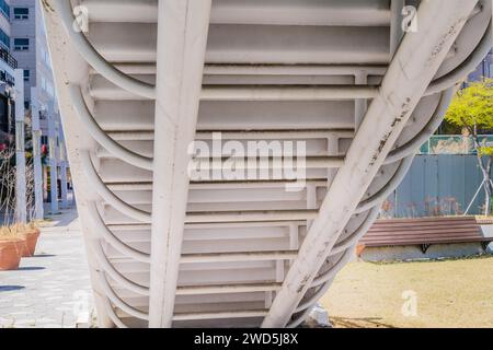 Unterseite der Metalltreppe von der Fußgängerüberführung im Stadtpark, Südkorea, Südkorea Stockfoto