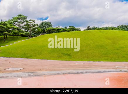 Grab von König Muryeong neben dem gepflasterten Gang unter bewölktem Himmel in Gongju, Südkorea, Südkorea Stockfoto