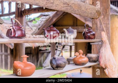 Alte Teekannen aus Porzellan auf Holzregalen im Freien, Südkorea, Südkorea Stockfoto