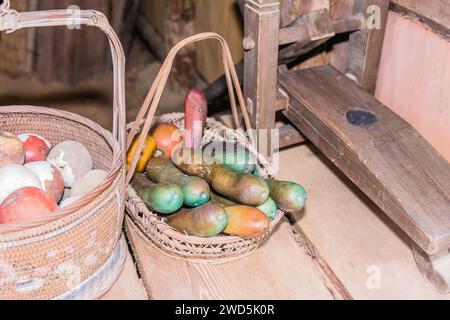 Nachgeahmtes Gemüse in Korb auf Holztisch, Südkorea, Südkorea Stockfoto