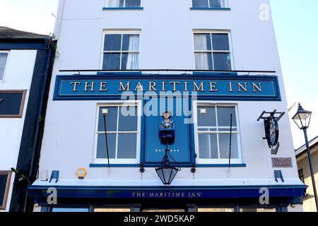 Die Fassade des Maritime Inn Public House, das unter Denkmalschutz steht, überblickt Plymouth's Barbican Waterfront, ein beliebter Ort für Einheimische und Touristen. Stockfoto