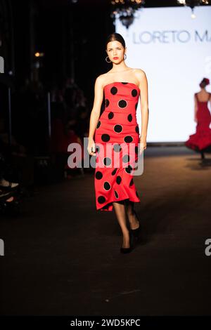 LORETO Colección su Martínez presentó de trajes de flamenca en Sevilla 2024 Wir lieben Flamenco Colección LORETO MARTINE Stockfoto