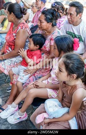 Merida Mexico, zentrales historisches Zentrum, öffentlicher Park Plaza Grande, wöchentliche Aktivitäten für Familienveranstaltungen, Familienelternmutter, Sohn Tochter Stockfoto