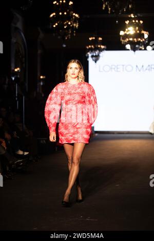 LORETO Colección su Martínez presentó de trajes de flamenca en Sevilla 2024 Wir lieben Flamenco Colección LORETO MARTINE Stockfoto