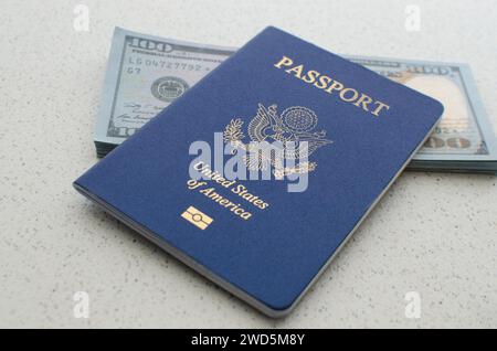 Nahaufnahme eines geschlossenen amerikanischen Passes, ein Symbol für Reisen in die Vereinigten Staaten von Amerika. Stockfoto