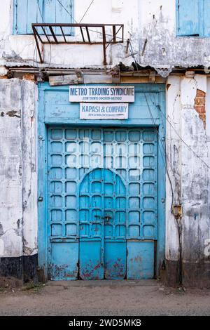 Straßenszene mit blauer Tür, Matancherry, Judenstadt, Cochin, Kerala, Indien Stockfoto