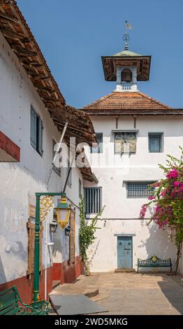 Eingang und Uhrturm, Paradesi Synagoge, Matancherry, Judenstadt, Cochin, Kerala, Indien Stockfoto