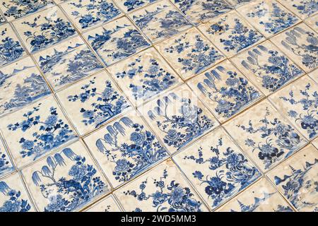 Blau-weiße Porzellanfliesen, Paradesi Synagoge, Matancherry, Judenstadt, Cochin, Kerala, Indien Stockfoto