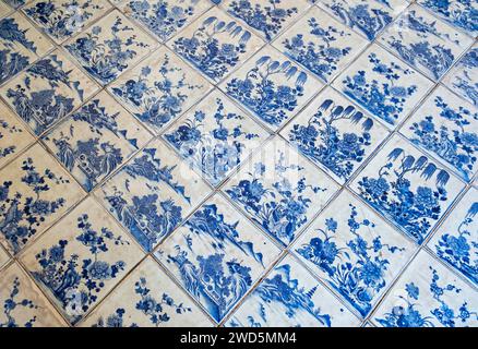 Blau-weiße Porzellanfliesen, Paradesi Synagoge, Matancherry, Judenstadt, Cochin, Kerala, Indien Stockfoto