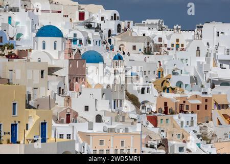 Santorin, Oia, Blick vom Schloss, blaue Kuppelkirchen, Kykladen, Griechenland Stockfoto