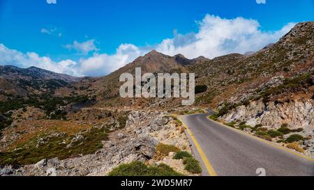 Eine gewundene Straße schlängelt sich durch eine felsige Berglandschaft unter einem klaren blauen Himmel, Kallikratis, Kallikratis Gorge, Sfakia, Westkreta, Kreta, Griechisch Stockfoto