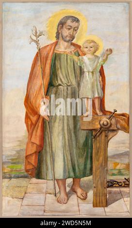 VICENZA, ITALIEN - 7. NOVEMBER 2023: Das Fresko von St. Joseph die Decke der Kirche Chiesa di Santa Lucia von Rocco Pittaco (1862). Stockfoto