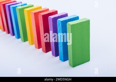 Bunte Domino Bausteine auf weißem Hintergrund Stockfoto