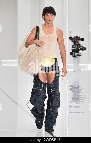 Mailand, Italien. Januar 2024. Dsquared2 Fashion Show Catwalk auf der Milan Fashion Week Herren Herbst Winter 2024-2025 in Mailand, Italien am 12. Januar 2024 (Foto: Laura Villani/SIPA USA) Credit: SIPA USA/Alamy Live News Stockfoto