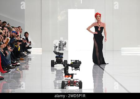 Mailand, Italien. Januar 2024. Dsquared2 Fashion Show Catwalk auf der Milan Fashion Week Herren Herbst Winter 2024-2025 in Mailand, Italien am 12. Januar 2024 (Foto: Laura Villani/SIPA USA) Credit: SIPA USA/Alamy Live News Stockfoto