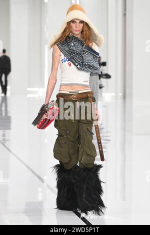 Mailand, Italien. Januar 2024. Dsquared2 Fashion Show Catwalk auf der Milan Fashion Week Herren Herbst Winter 2024-2025 in Mailand, Italien am 12. Januar 2024 (Foto: Laura Villani/SIPA USA) Credit: SIPA USA/Alamy Live News Stockfoto