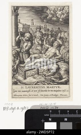 Folter Tod von St.. Laurentius, Hieronymus Wierix, 1563 – vor 1619 liegt der heilige Laurentius auf einem Gitter, unter dem ein Feuer brennt. Seine Henker werfen das Feuer. Der Präfekt wacht, umgeben von anderen Zuschauern. Zwei Engel ließen einen Lorbeerkranz vom Himmel herabsteigen. Am Rande ein Bibelzitat von PS. 16 in lateinischer Sprache. Antwerpen Papiergravur St.. Laurence wird auf einem Gridiron gebraten Stockfoto