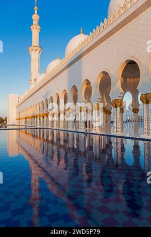 Reflexionen von Säulen und Bögen am Pool, Abu Dhabi, Vereinigte Arabische Emirate Stockfoto
