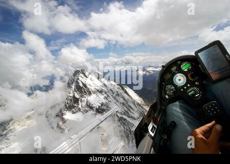 Blick vom Cockpit eines Segelflugzeugs auf Monte Viso, die Cottischen Alpen, den Berg, den Dreitausender, die Seealpen, Luftaufnahme, Instrumente, Flugzeuge Stockfoto