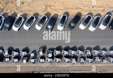 Tesla Y-Modelle, die im Tesla Giga Factory hergestellt wurden, stehen gegenüber Fahrzeugkomponenten aus dem Stanzwerk Gruenheide, 08/2022 Stockfoto