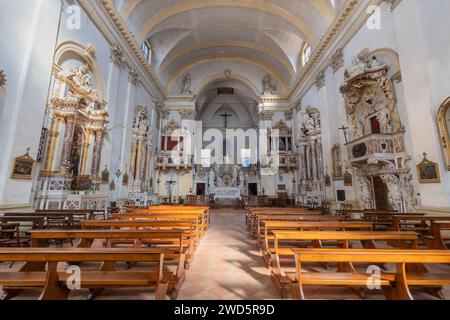 VICENZA, ITALIEN - 7. NOVEMBER 2023: Das Kirchenschiff der Barockkirche Chiesa di San Giuliano. Stockfoto