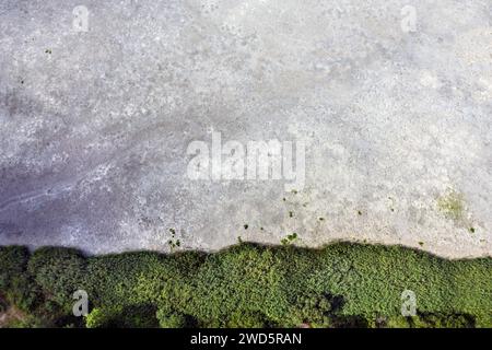 Luftaufnahme der ausgetrockneten Fischteiche in Reckahn in Brandenburg. Die Ebene, ein Fluss, der normalerweise die Fischteiche mit Wasser füllt, ist trocken und nicht mehr Stockfoto