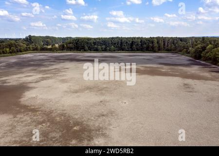 Luftaufnahme der ausgetrockneten Fischteiche in Reckahn in Brandenburg. Die Ebene, ein Fluss, der normalerweise die Fischteiche mit Wasser füllt, ist trocken und nicht mehr Stockfoto