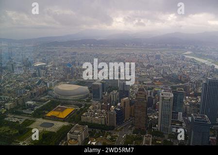 Blick auf Taipei City von der Spitze des Gebäudes aus dem Jahr 101. Stockfoto