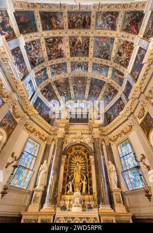 VICENZA, ITALIEN - 7. NOVEMBER 2023: Die Kapelle der Kirche Chiesa di Santa Corona mit Gemälden aus der Apokryphen des Neuen Testaments und dem Lied der Lieder Stockfoto