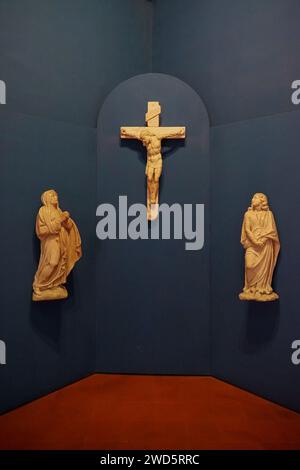 3 Heiligenfiguren auf schwarzem Hintergrund und roter Basis im monumentalen Komplex von San Lorenzo Maggiore Napoles begraben, Italien. Stockfoto