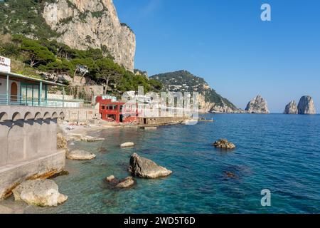 Bucht auf der Insel Capri mit kristallklarem türkisfarbenem Meerwasser, Capri-Italien Stockfoto