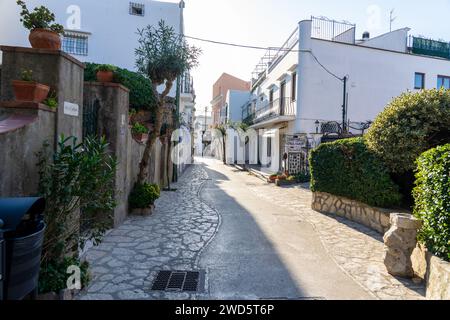 Straße zwischen Schatten und Sonne in Anacapri .Insel Capri-Neapel - Italien. Stockfoto