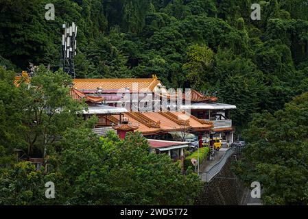 Ein Tempel auf dem Hügel, umgeben von Bäumen in Taipeh, Taiwan. Stockfoto