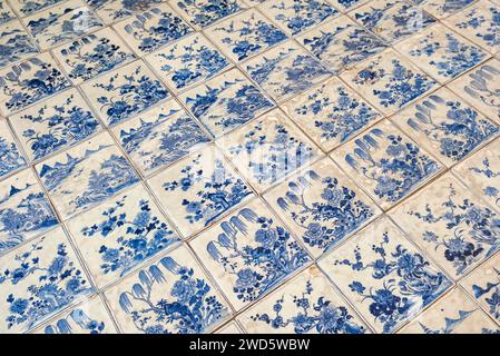 Blau-weiße Porzellanfliesen, Paradesi Synagoge, Matancherry, Judenstadt, Cochin, Kerala, Indien Stockfoto