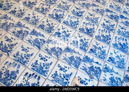 Blau-weiße Porzellanfliesen, Paradesi Synagoge, Matancherry, Judenstadt, Cochin, Kerala, Indien Stockfoto