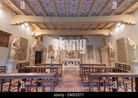 VICENZA, ITALIEN - 7. NOVEMBER 2023: Sala del Capitolo in der Kirche Santa Corona mit dem Altar (Begräbnis Jesu) von Giovanni Calvi Stockfoto