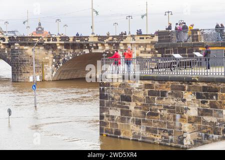 Aufgrund der starken Niederschläge in Form von Schnee und Regen wurde die Alarmstufe 3 an der Elbe in Dresden gemeldet. Der maximale Füllstand wird erwartet Stockfoto