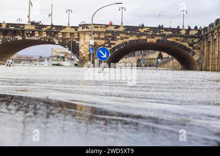 Aufgrund der starken Niederschläge in Form von Schnee und Regen wurde die Alarmstufe 3 an der Elbe in Dresden gemeldet. Der maximale Füllstand wird erwartet Stockfoto