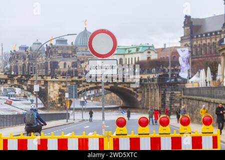 Aufgrund der starken Niederschläge in Form von Schnee und Regen wurde die Alarmstufe 3 an der Elbe in Dresden gemeldet. Der maximale Füllstand wird erwartet Stockfoto